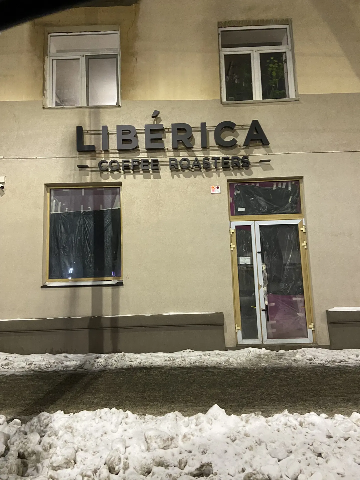 ⚡️ Скоро открытие новой ростерной, правда, остается вопрос относительно англоязычной вывески.   С 1 