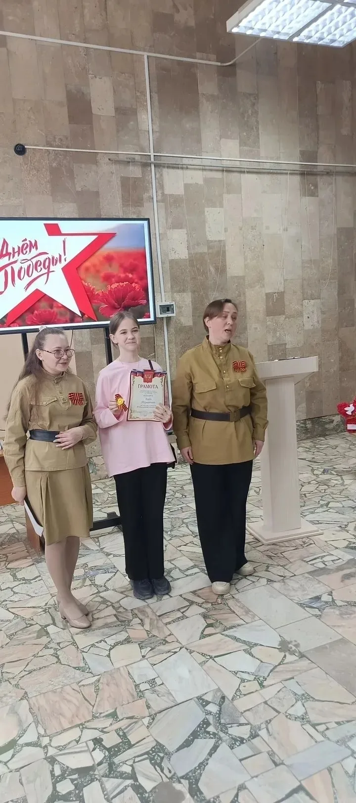 Завершился конкурс"Победный май" в детской библиотеке им.Радищева. В нем приняли участи...