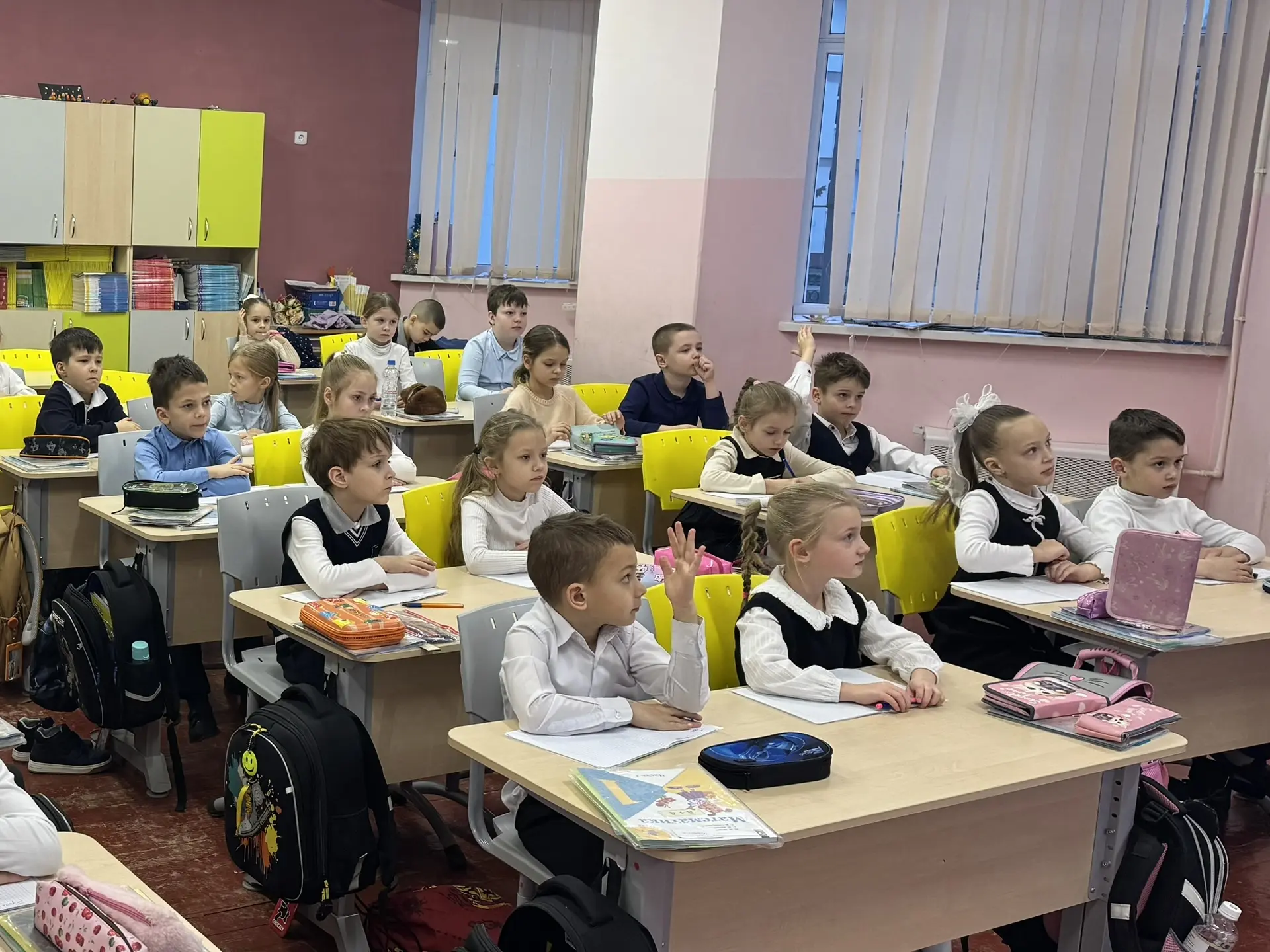 🇷🇺Наша неделя традиционно началась с поднятия флага и исполнения гимнов  На линейке ребята узнали о 