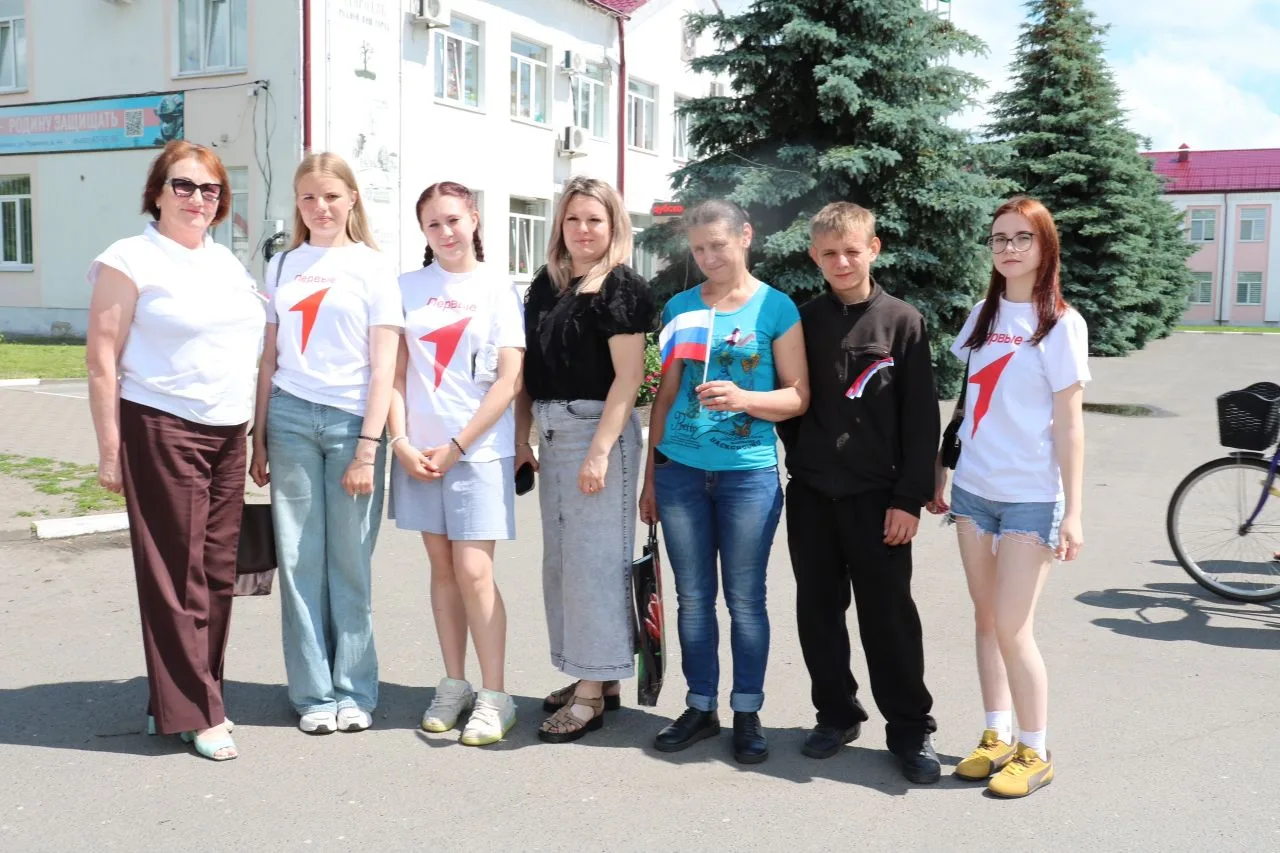 Акция «Патриоты России» 🇷🇺

На днях наши волонтёры вышли на улицы города, чтобы разделить праздник