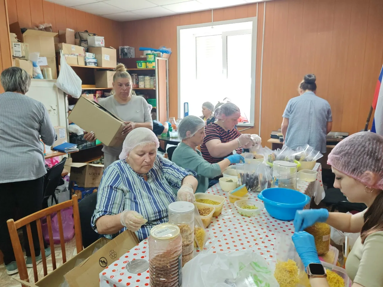 📦 20 июня в селе Боготол прошла фасовка благотворительных посылок для бойцов на СВО. Команда ТОС «О