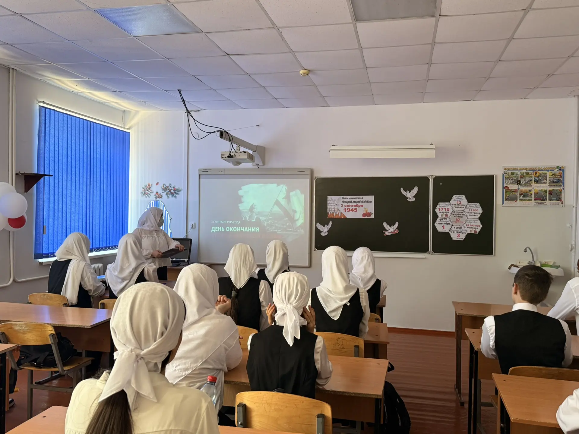 В МБОУ "СОШ 35" г. Грозного прошел киноурок, приуроченный к 3 сентября, на тему "День о...