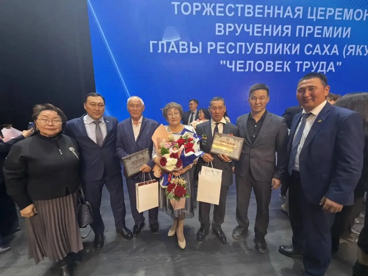 УЛУУСПУТ ТУРУУ ҮЛЭҺИТ ДЬОНО ИЛ ДАРХАН БИРИЭМИЙЭТИНЭН БЭЛИЭТЭННИЛЭР  Үлэһит дьону уруйдуур Үлэ, Эйэ, 
