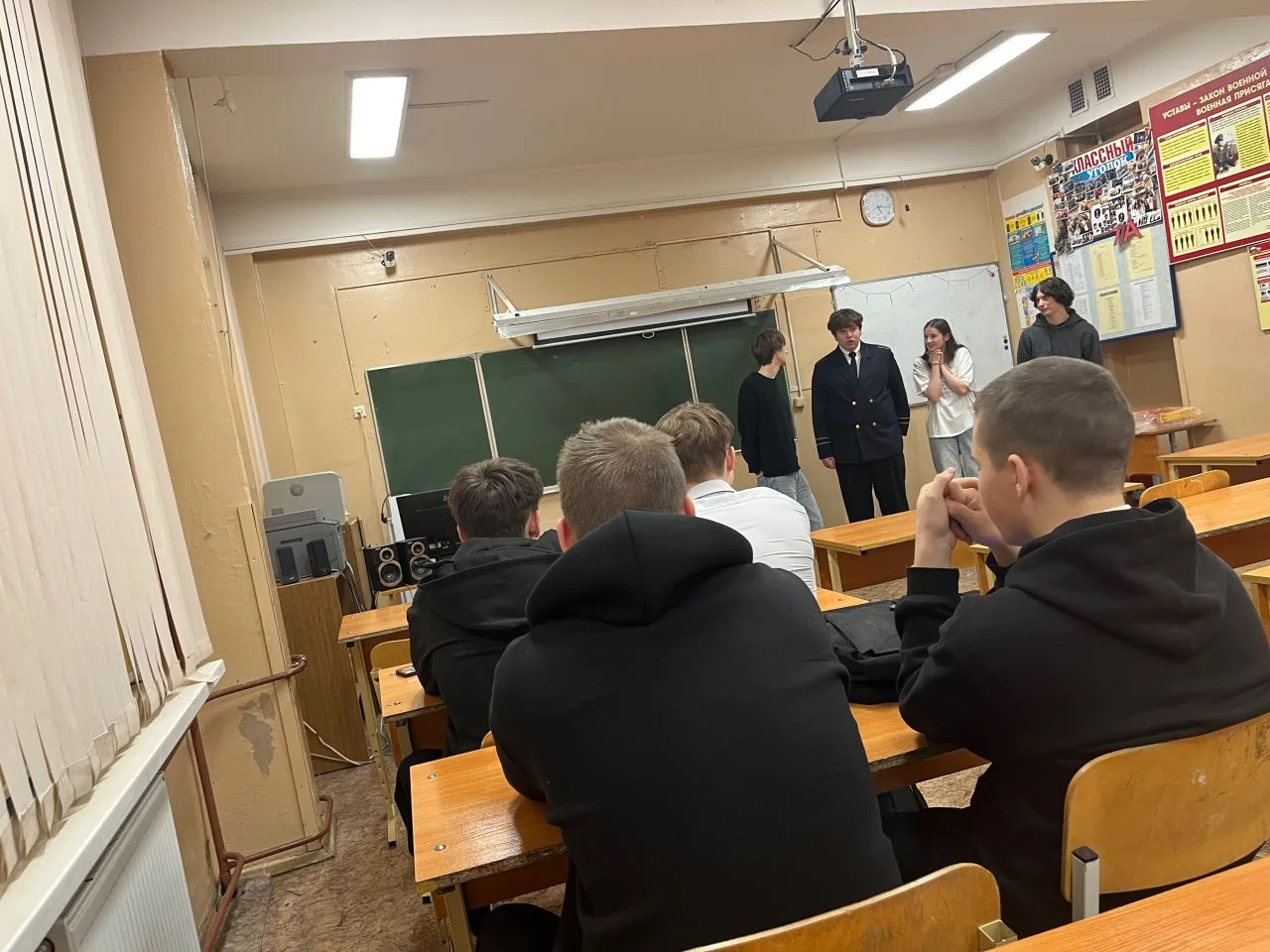 /ВСТРЕЧА С ВЫПУСКНИКАМИ ШКОЛЫ/   22 января наша школа отметила День российского студента особенным о