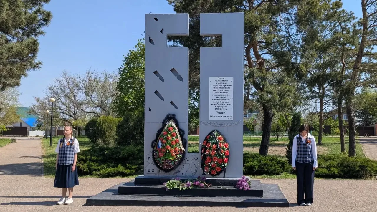 📅 9 мая в сквере Восток у памятника героям, освобождавшим и защищавшим наш город Азов в 1943 году от