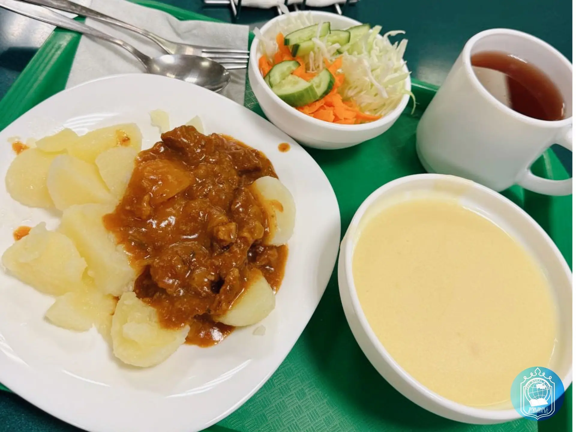 🍽️ Наш директор тоже обедает в школьной столовой!