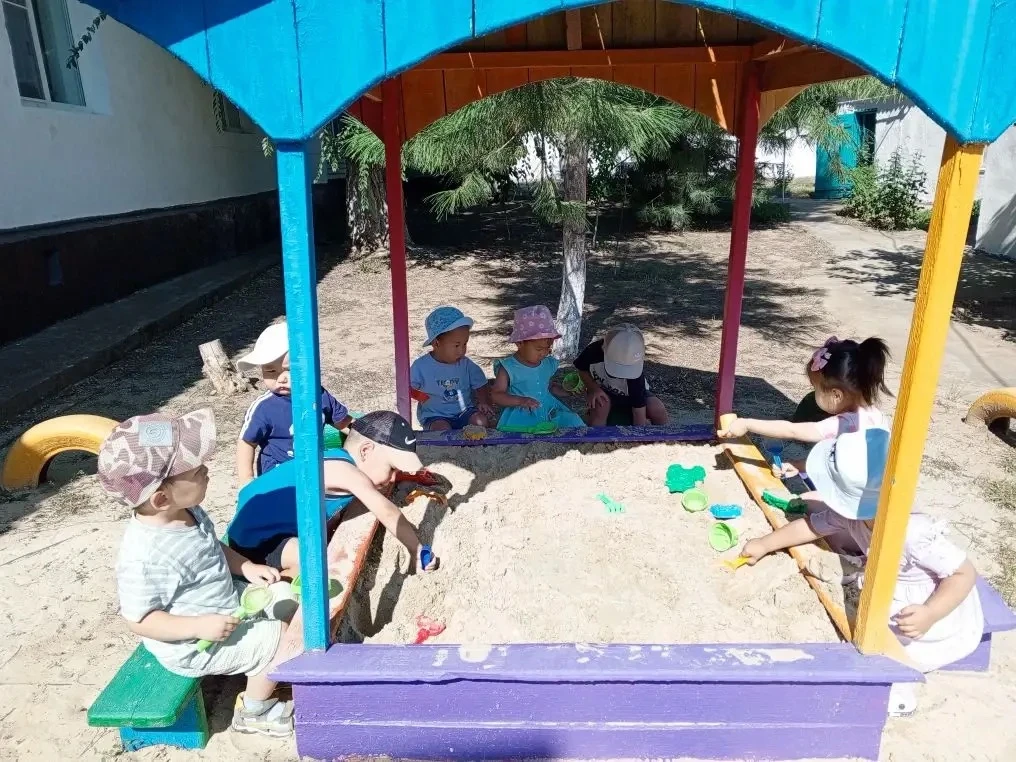 Сегодня на площадке было шумно и весело! Строили замки из песка, катались с горки и учи...
