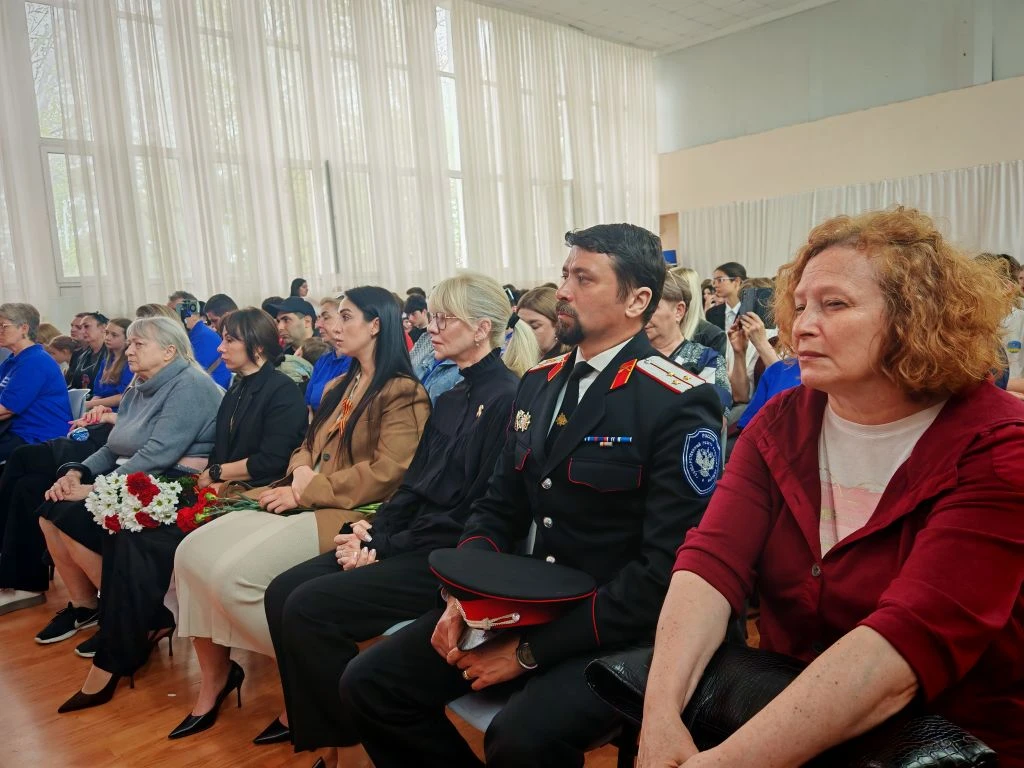 В школе №4 им. В.М. Евскина почтили память героя-выпускника: открытие Парты, мемориальной доски, Алл