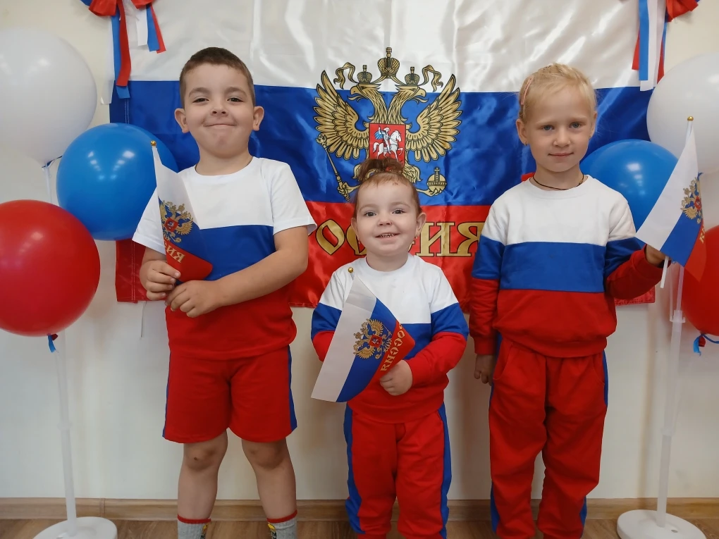 22 августа наша страна отмечает День флага! В этот день мы с ребятами побеседовали о то...