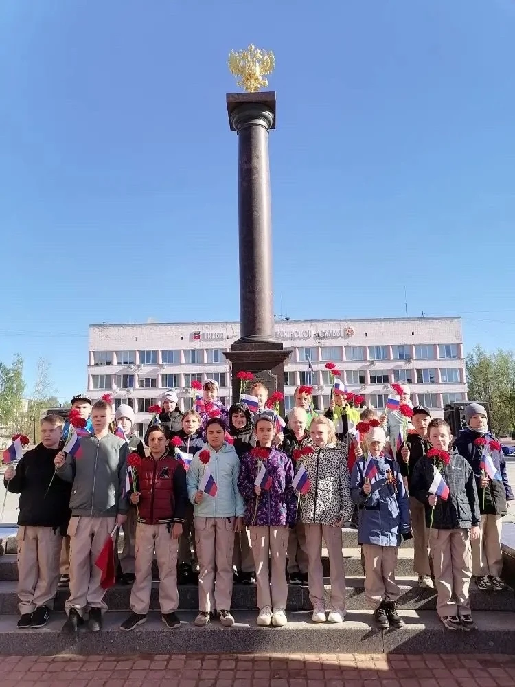 В преддверии 9 мая день в школе начался с торжественно-траурной радиолинейки, которая задала тон все