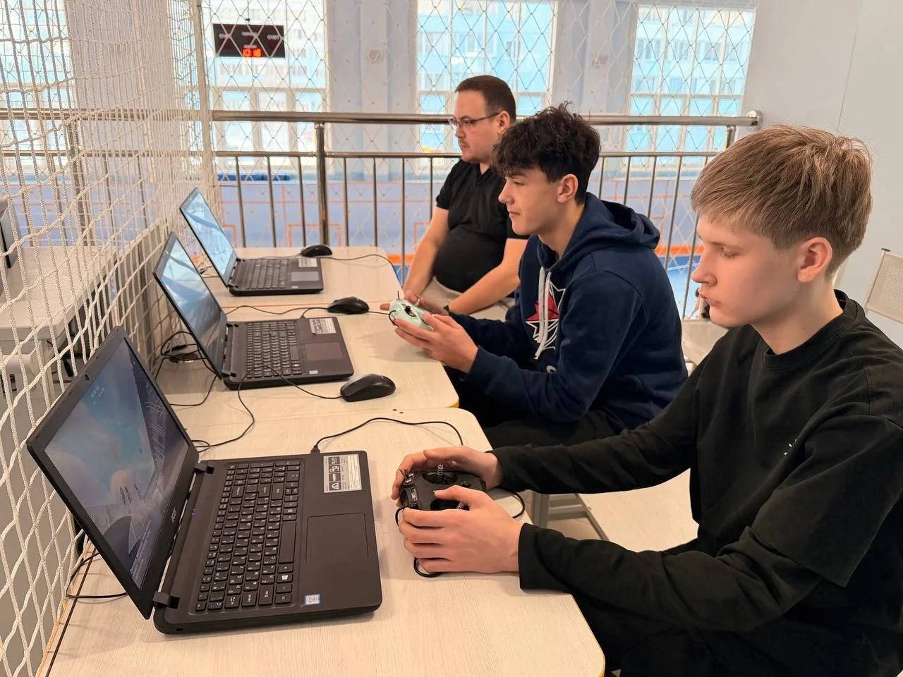 Зарница 2.0🪖  2️⃣4️⃣ февраля в нашей школе прошло мероприятие по ознакомлению детей с военно-патриот