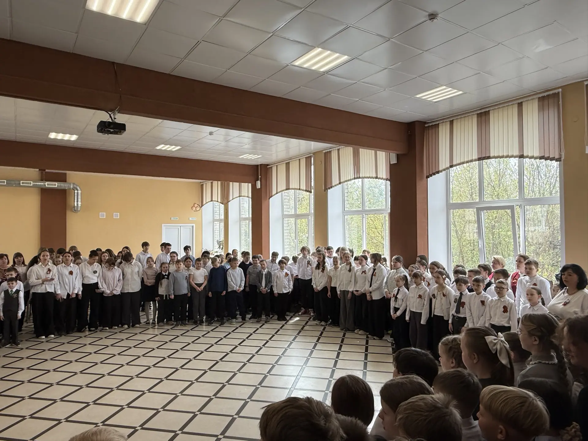 Сегодня, 8 мая, вся школа дружно исполнила главную песню Победы – «День Победы»! 🎤🌟🕊️  Это было очен