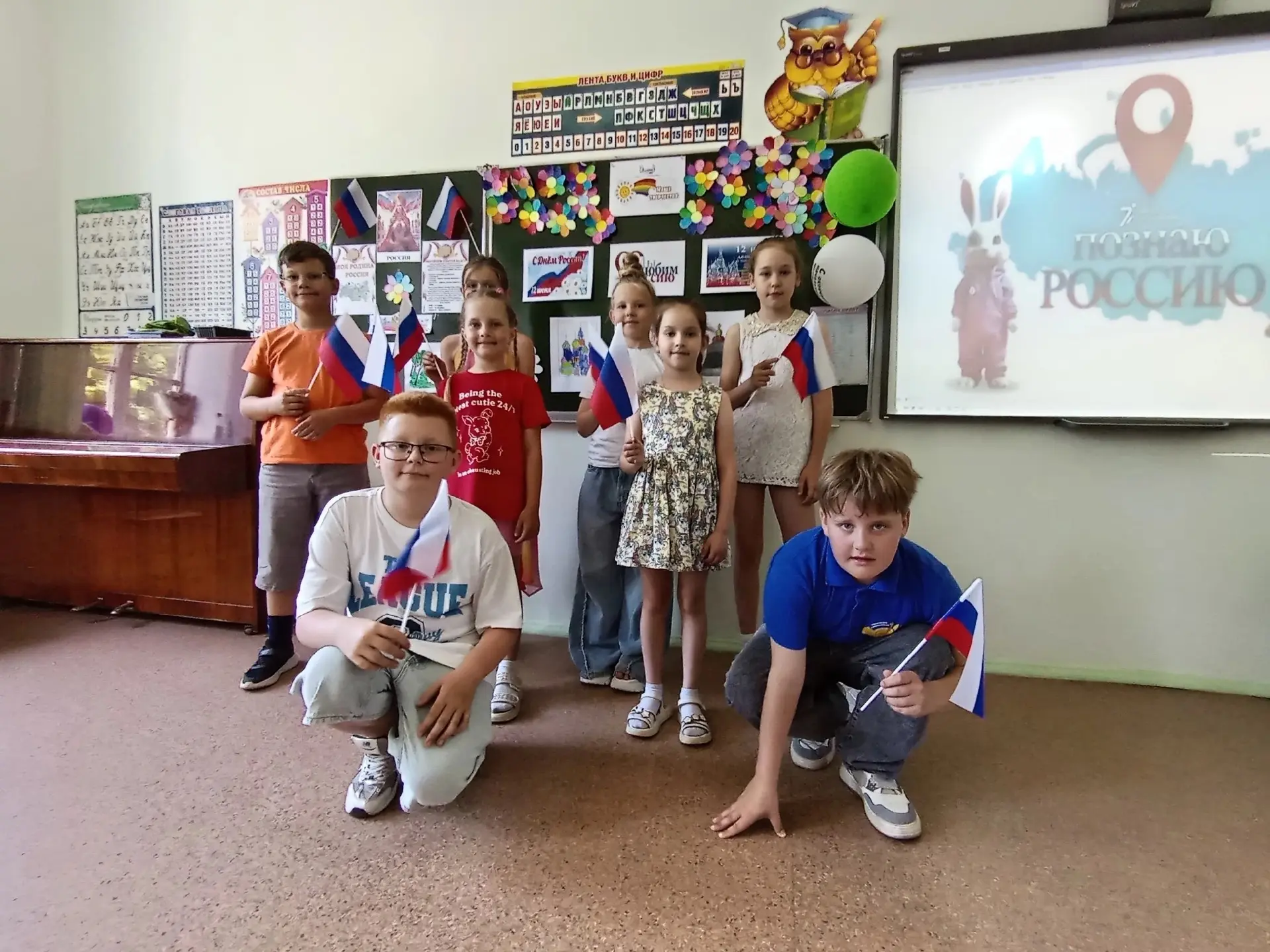 🇷🇺 Один день в школьном лагере:

✔️ Познакомились с достопримечательностями России
✔️ Победили в в