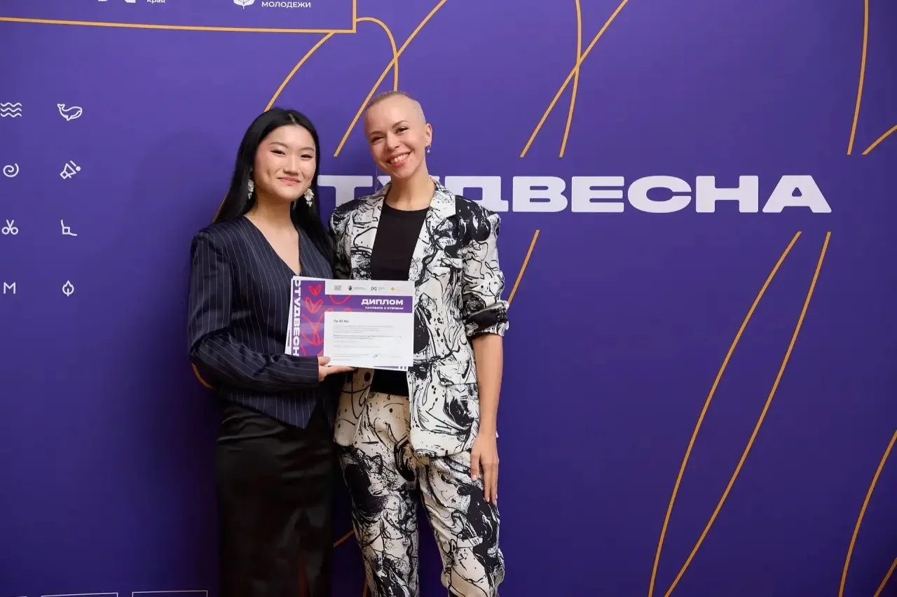 ЛЮБОВЬ. КОМСОМОЛ. ВЕСНА. ❤️  Студентка Дальневосточного филиала РГУП им. В. М. Лебедева Ли Ю Ми пред