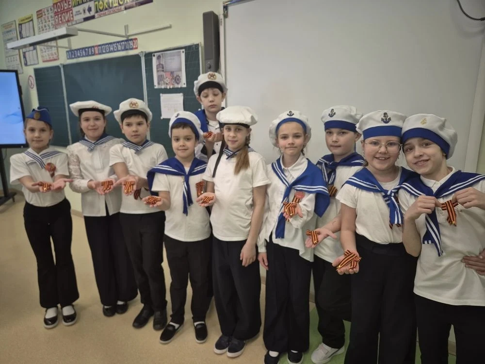 В преддверии Дня Победы обучающиеся 3 «Б» и 3 «Г» классов присоединились к акции «Георгиевская ленто