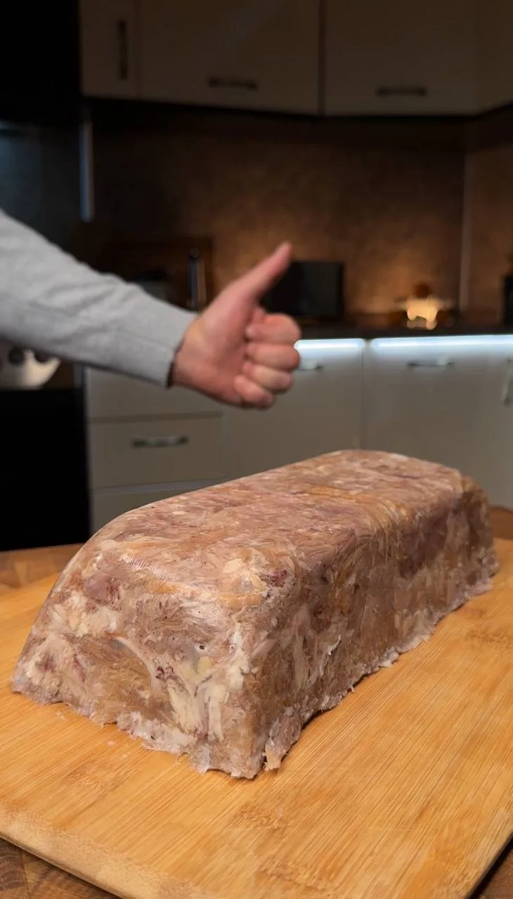 ВКУСНЕЕ КОЛБАСЫ купил за 250 рублей и ПРИГОТОВИЛ 2.5 кг

Ингредиенты:
рулька 2 шт 
лук 2 шт 
лавровы