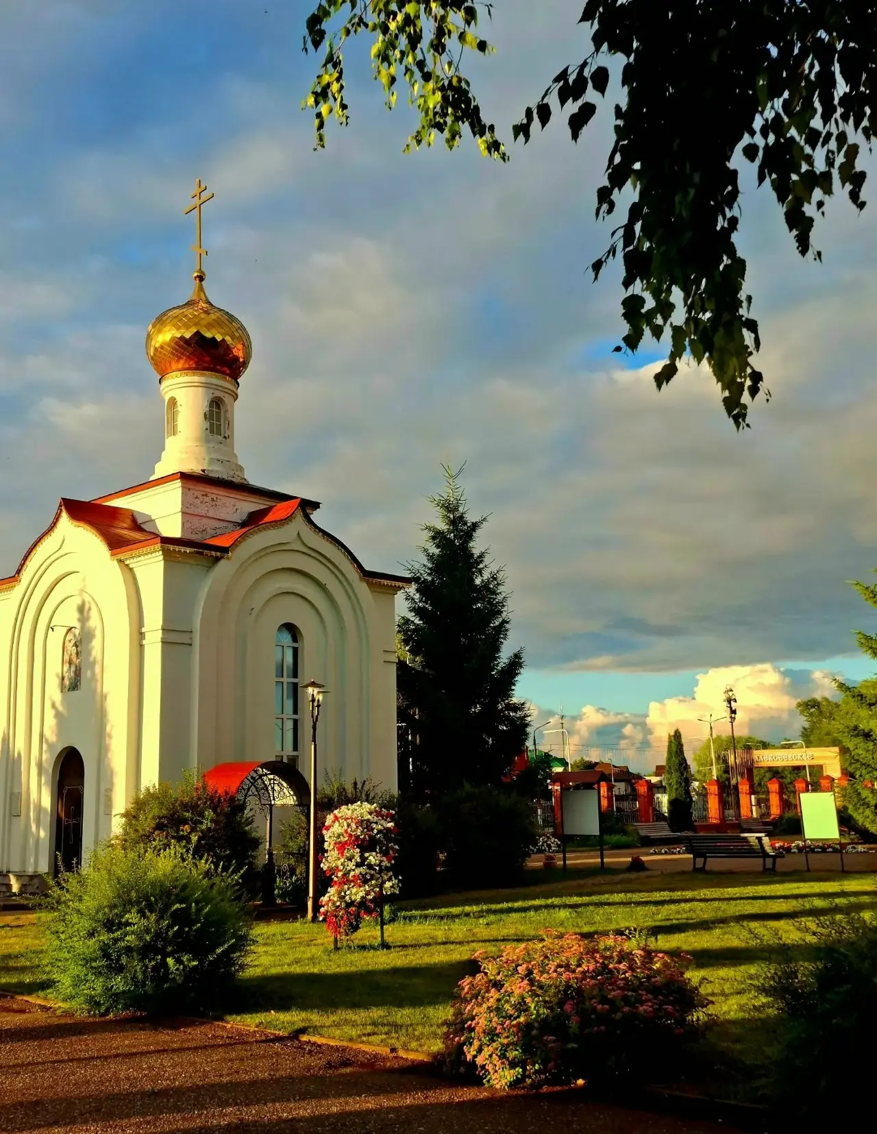 🌅 Добрый вечер, Алексеевское!

Вечернее солнце окрасило золотом купола, а после дождя воздух стал о