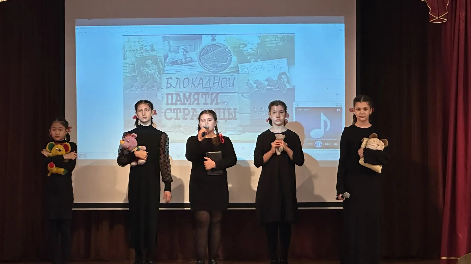 🇷🇺🕯️📚 Сегодня в нашей школе прошёл урок мужества «Блокадный Ленинград». Его гостем стал участник бое