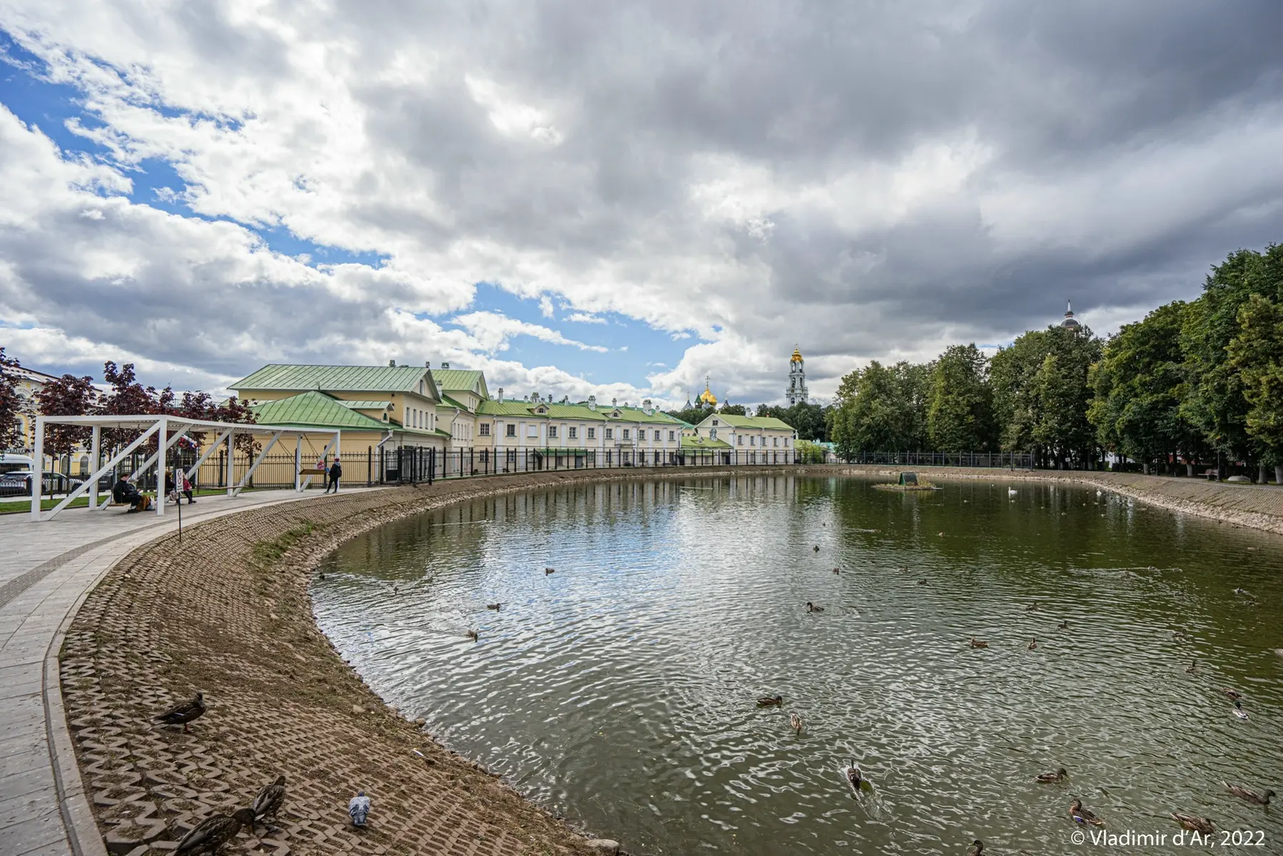 ⚡ В центре Сергиева Посада в Белом пруду нашли тело мужчины    Его обнаружили прохожие. Белый пруд —