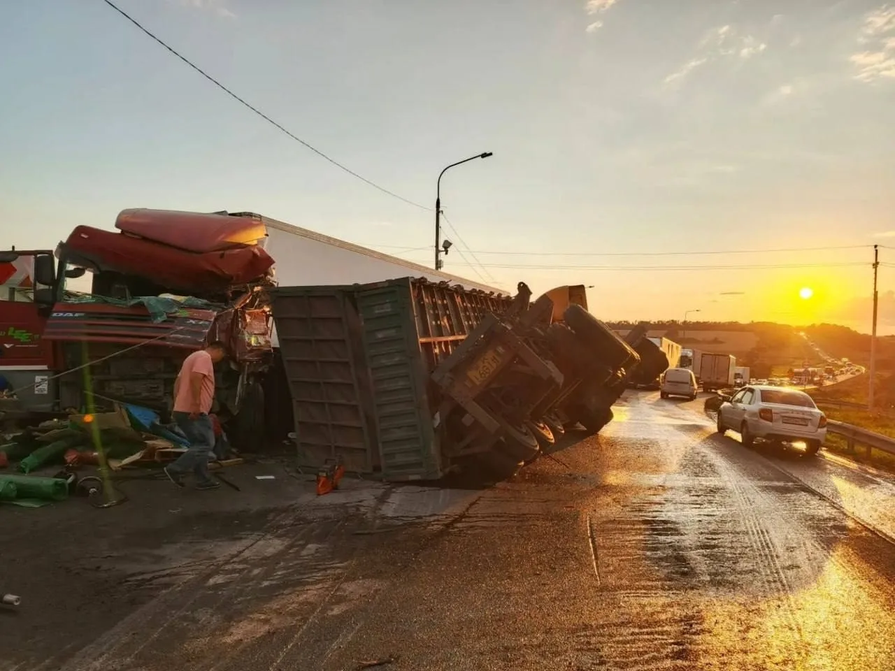В Панинском районе на 285-м км трассы Р-298 произошло крупное ДТП с участием трех фур.
