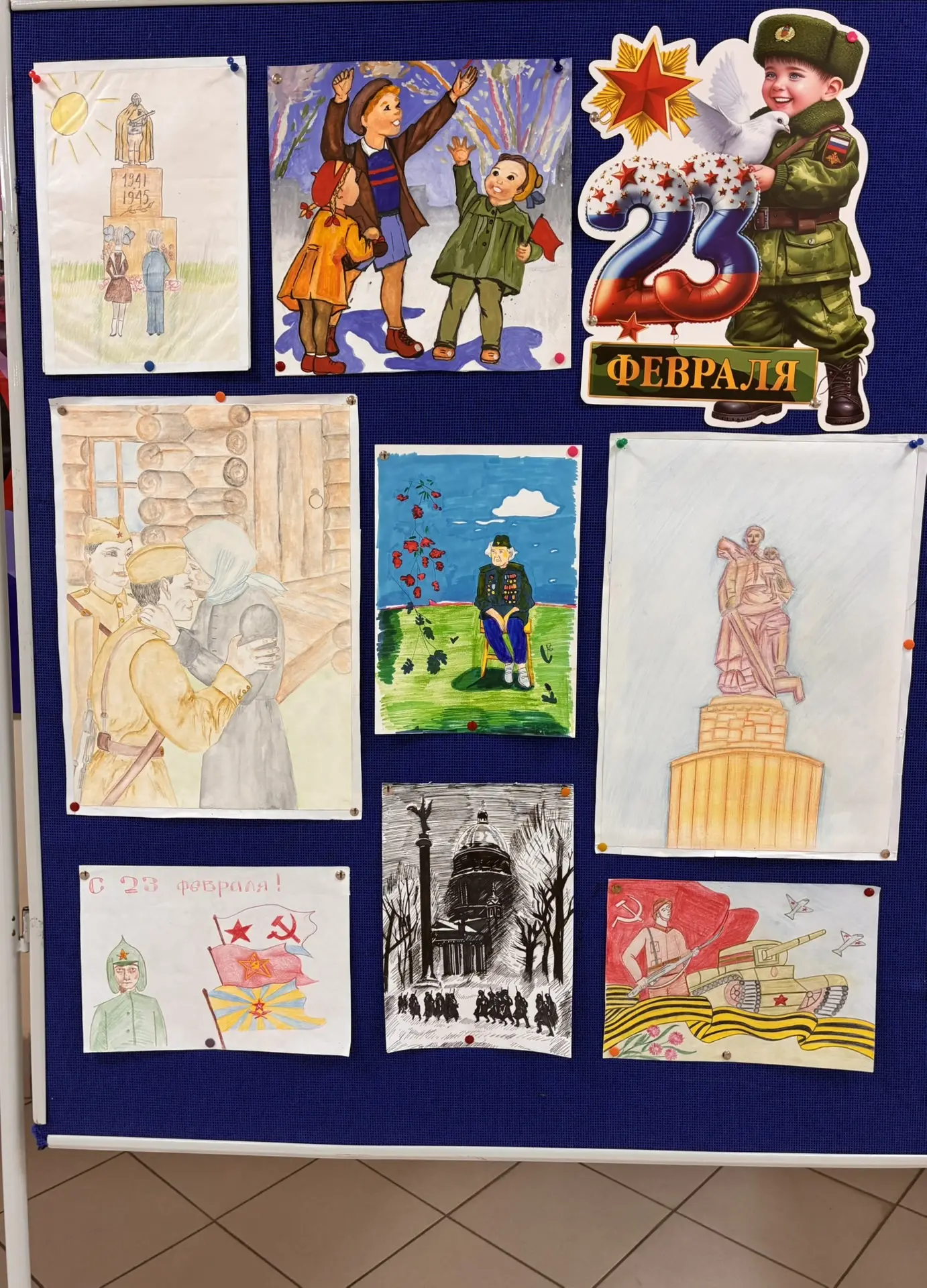 В нашей школе настоящий творческий бум! 🎨 Открылась выставка рисунков к 23 февраля! 🎉  Юные художник