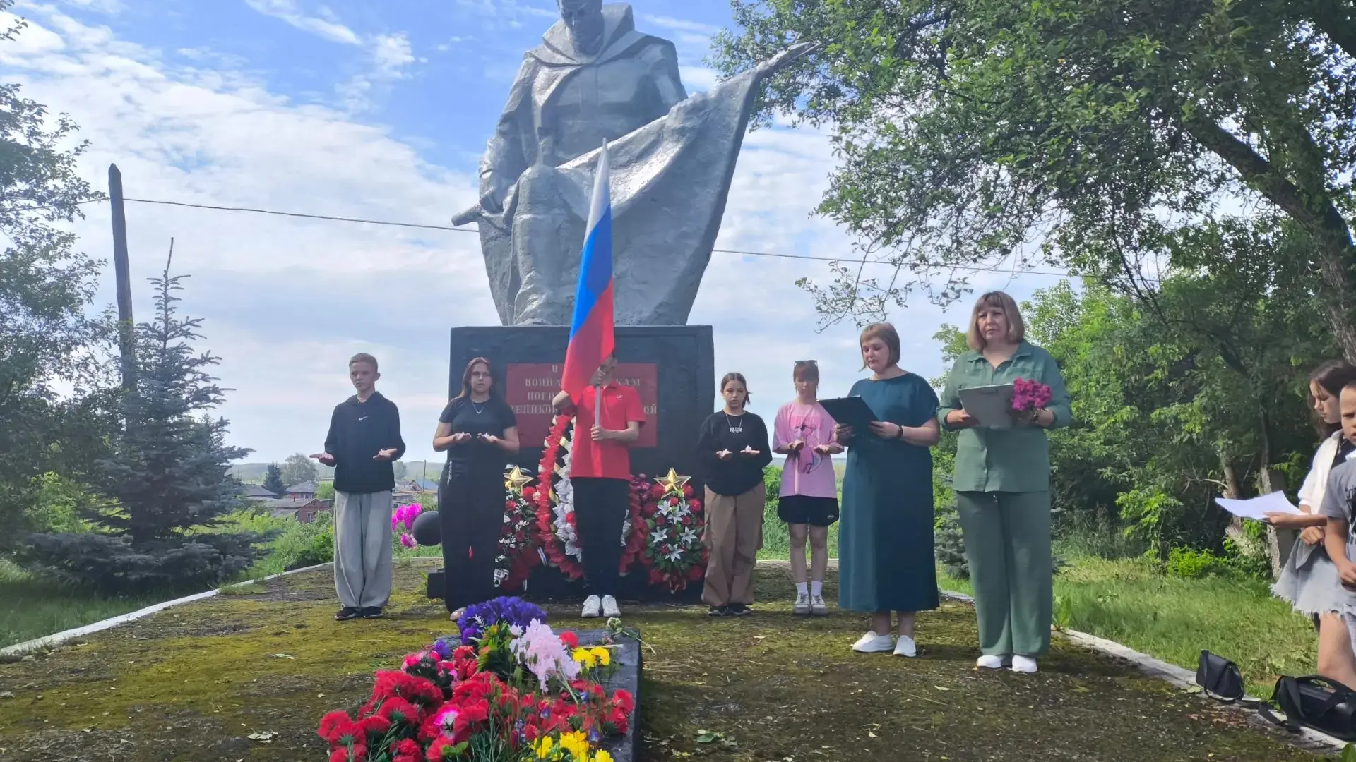 🕯 Сегодня в «Алых парусах» сплелись воедино свет и скорбь, память и надежда…
 
Этот день был наполн