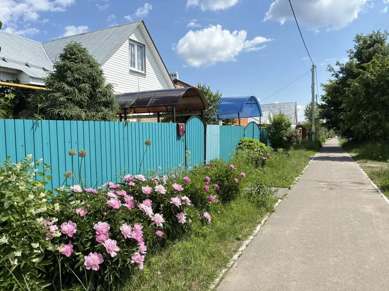 Красота на улице Чапаева в Зеленодольске.
Благодарим наших горожан за цветочное настроение!