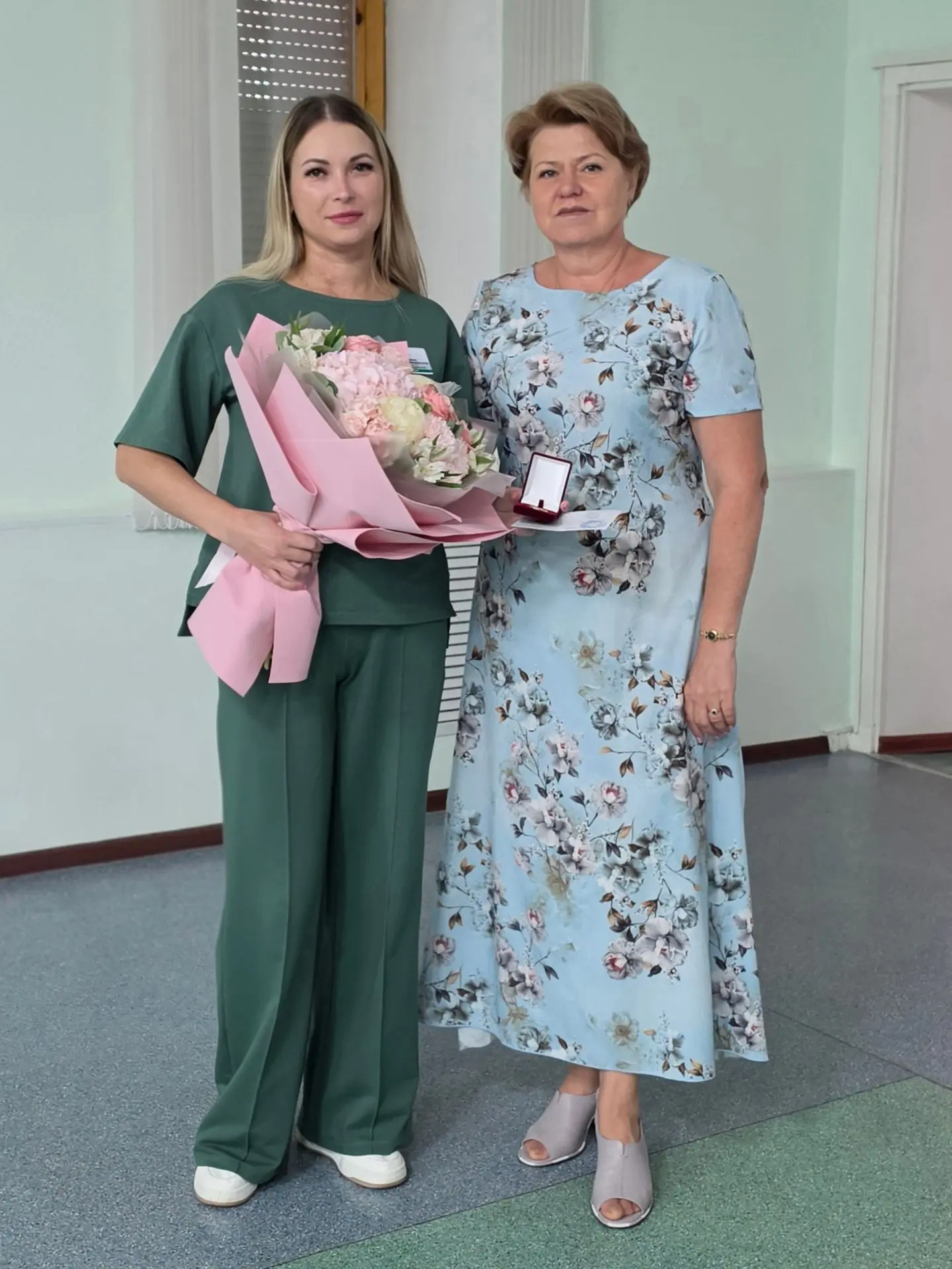 Начинаем новую рабочую неделю с радостных новостей!

На аппаратном совещании в честь дня рождения на