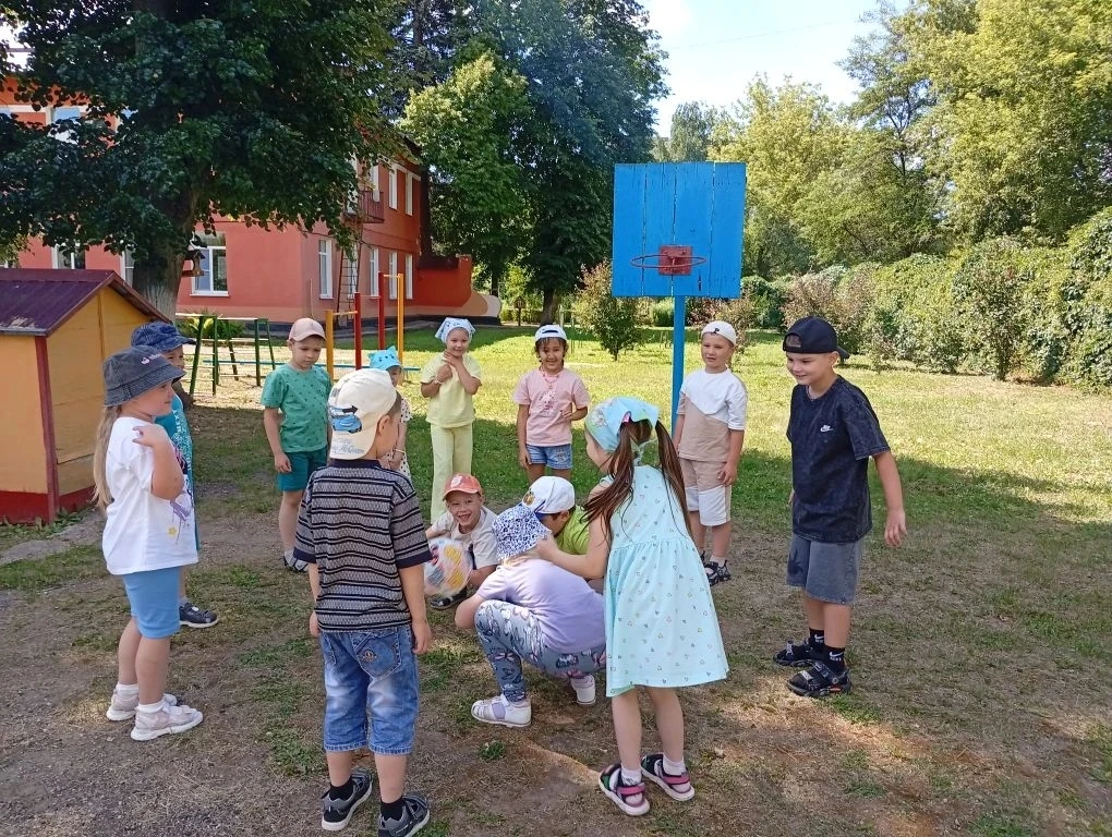 ✅Игры народов России на прогулке👍. 
Сегодня на прогулке дети старших групп познакомились с играми р