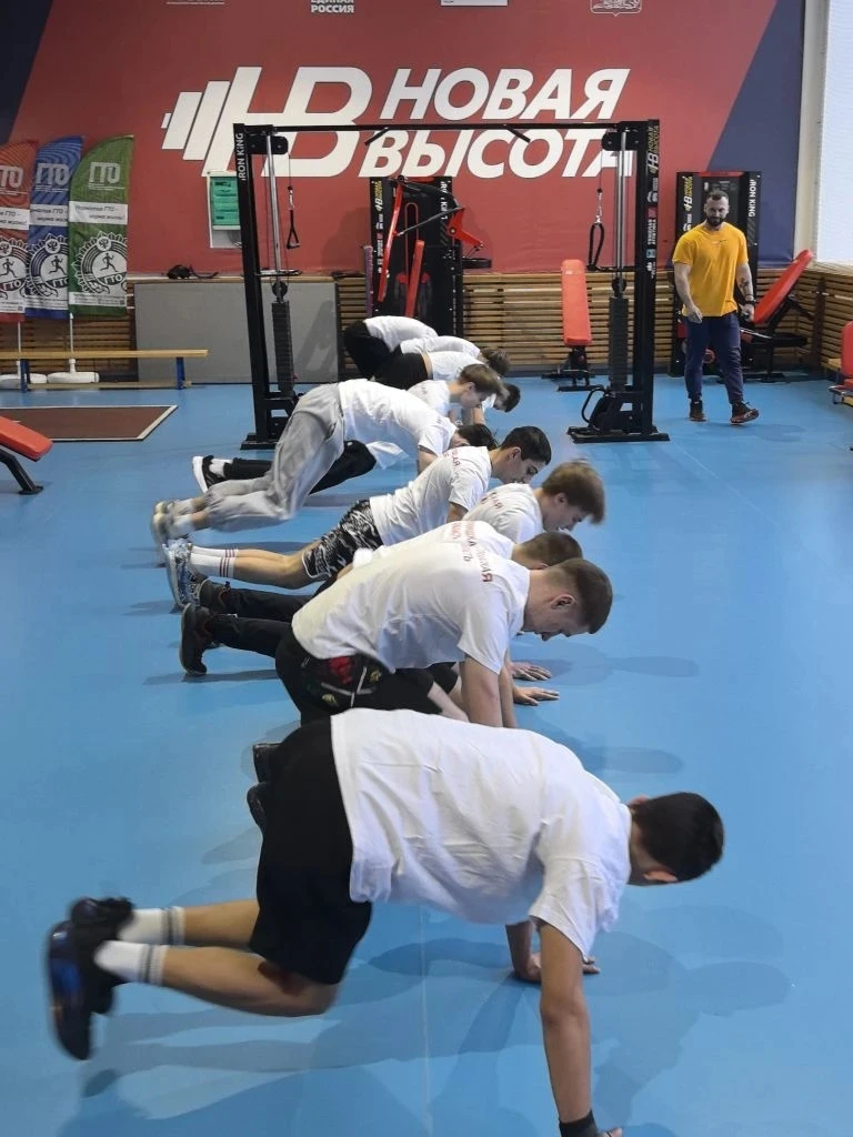 В рамках мероприятий «Движения первых» ученики 7-х и 10-х классов посетили спортивный комплекс «Желе