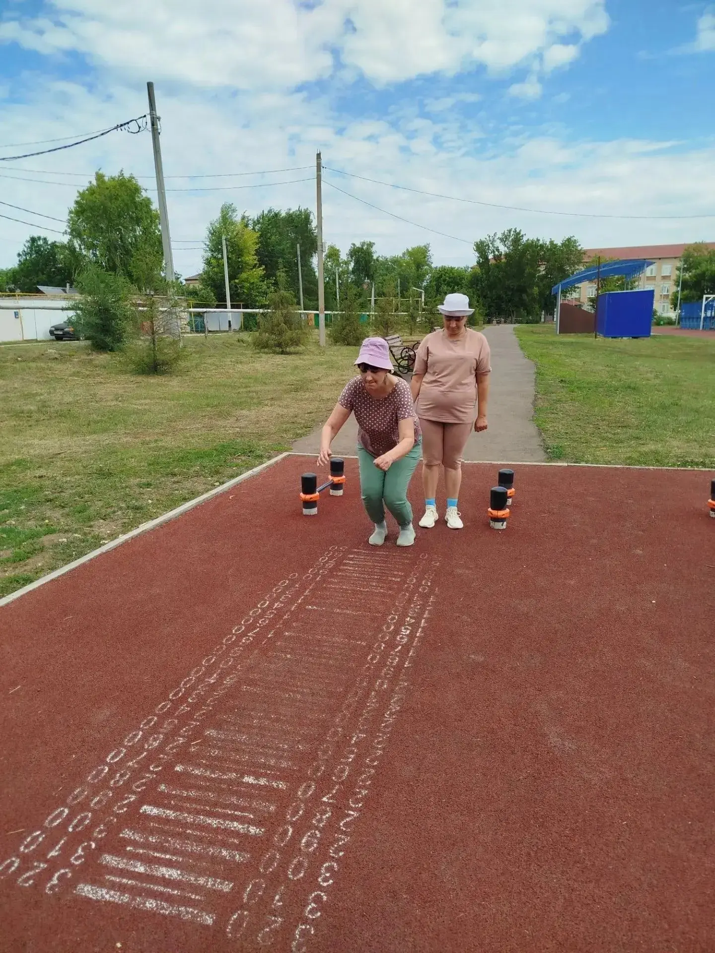 Проживающие нашего учреждения активно занимаются на спортивной площадке под чутким руководством инст