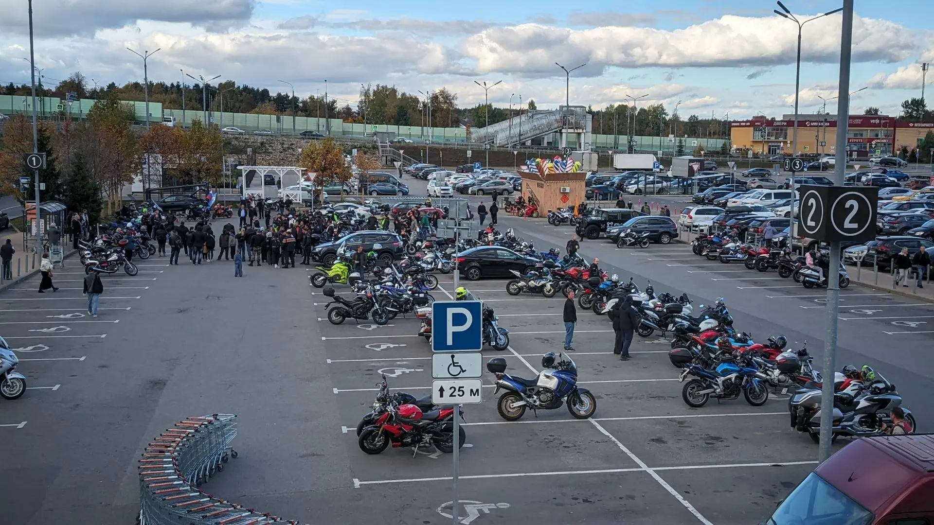 Прямо сейчас на парковке «Глобуса» в Юдино проходит закрытие мотосезона 🏍