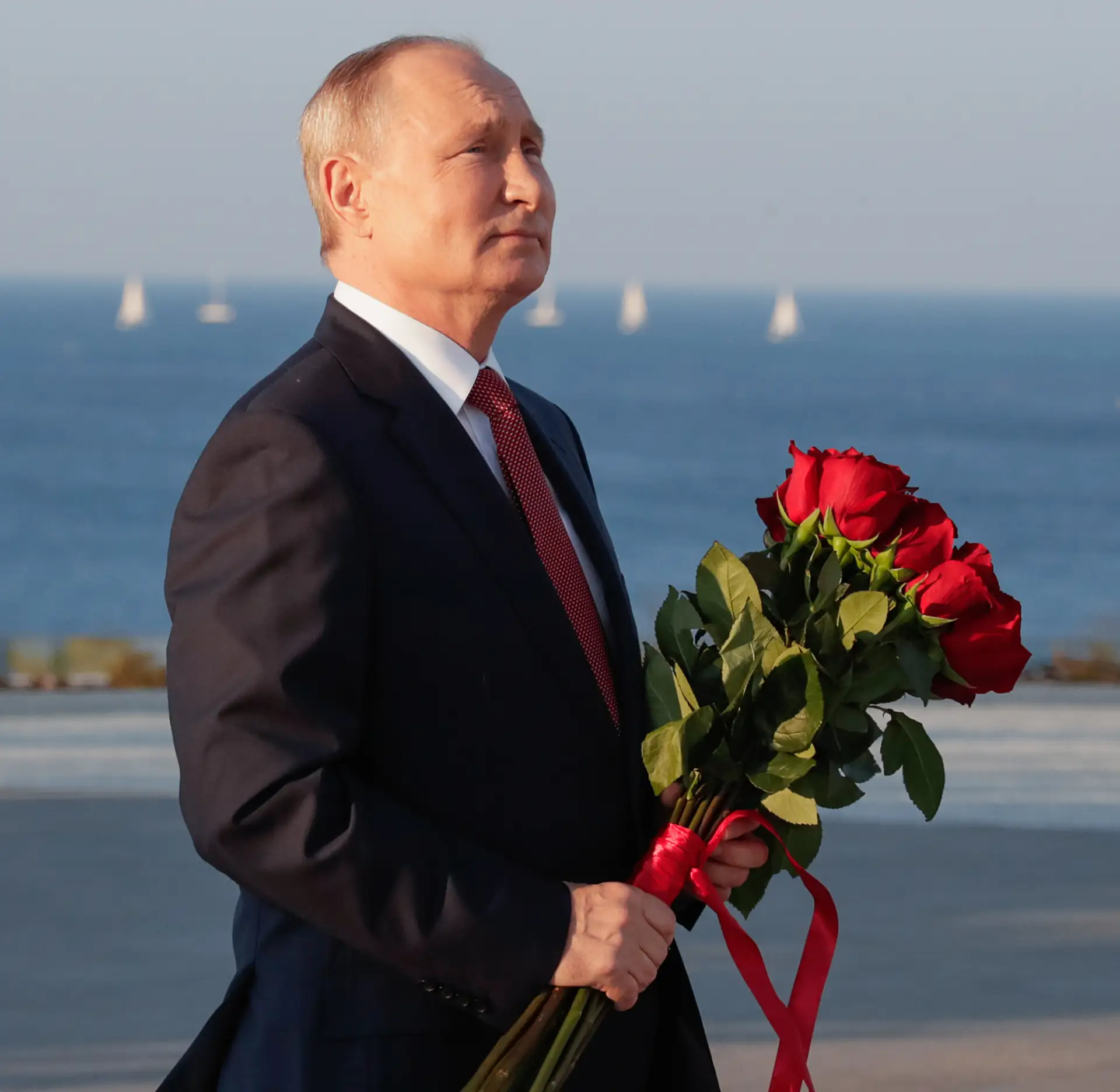 Родившийся 7 октября 1952 года в Ленинграде, Владимир Путин посвятил всего себя служени...