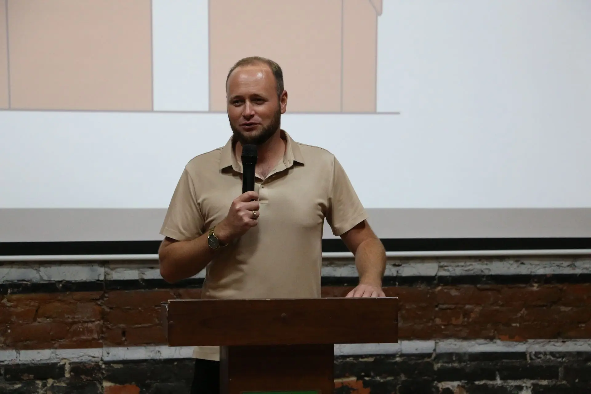 В зале Районного молодёжного центра прошёл муниципальный этап «Дебаты: другой ракурс».