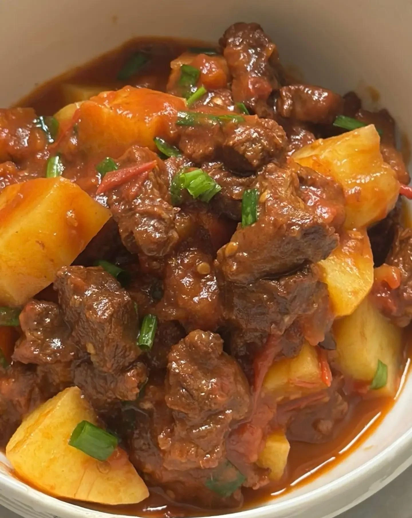 Тушёная говядина с помидорами и картофелем: сытно, ароматно, по-домашнему 🍅🥔🥩