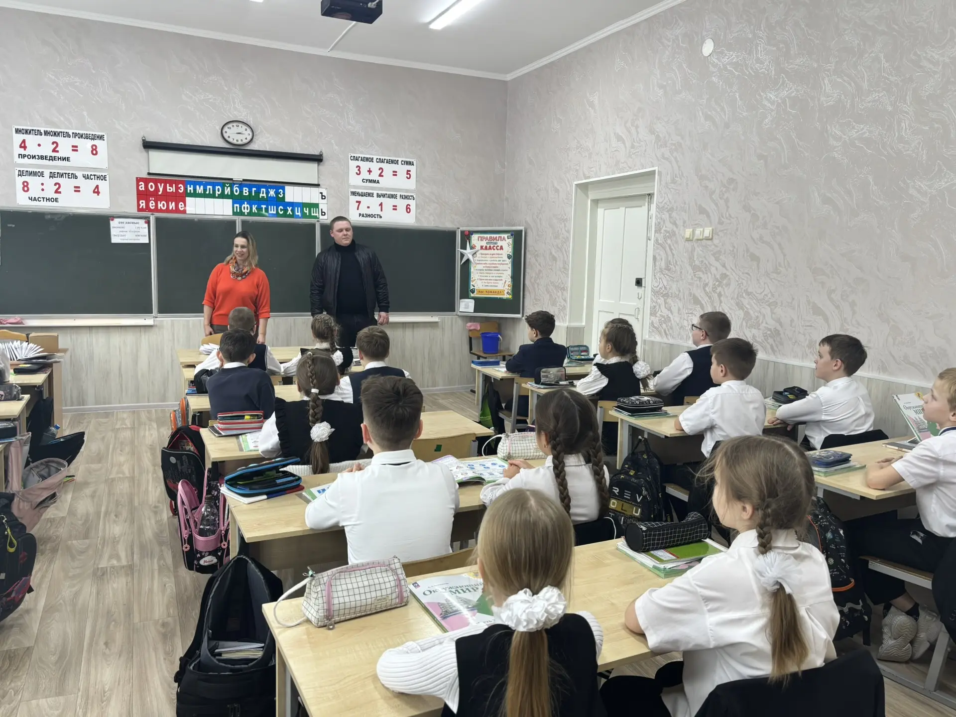 Сегодня в нашей школе прошёл урок мужества с участием гостя — участника СВО. Ребята внимательно слуш