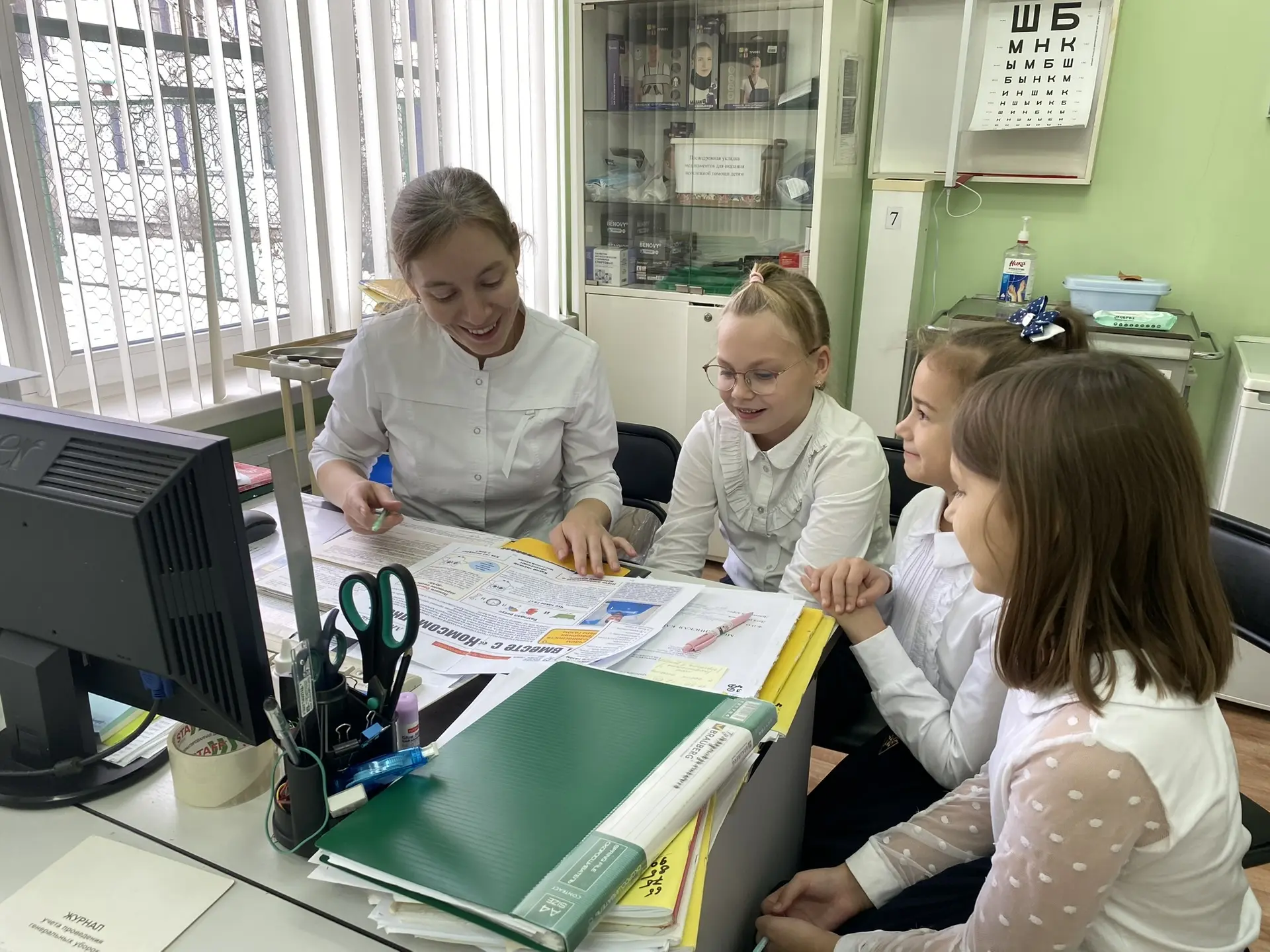 В 45 мгновении расскажем о медицинском кабинете гимназии 👩‍⚕️  Всем известно, что в школе важны учит