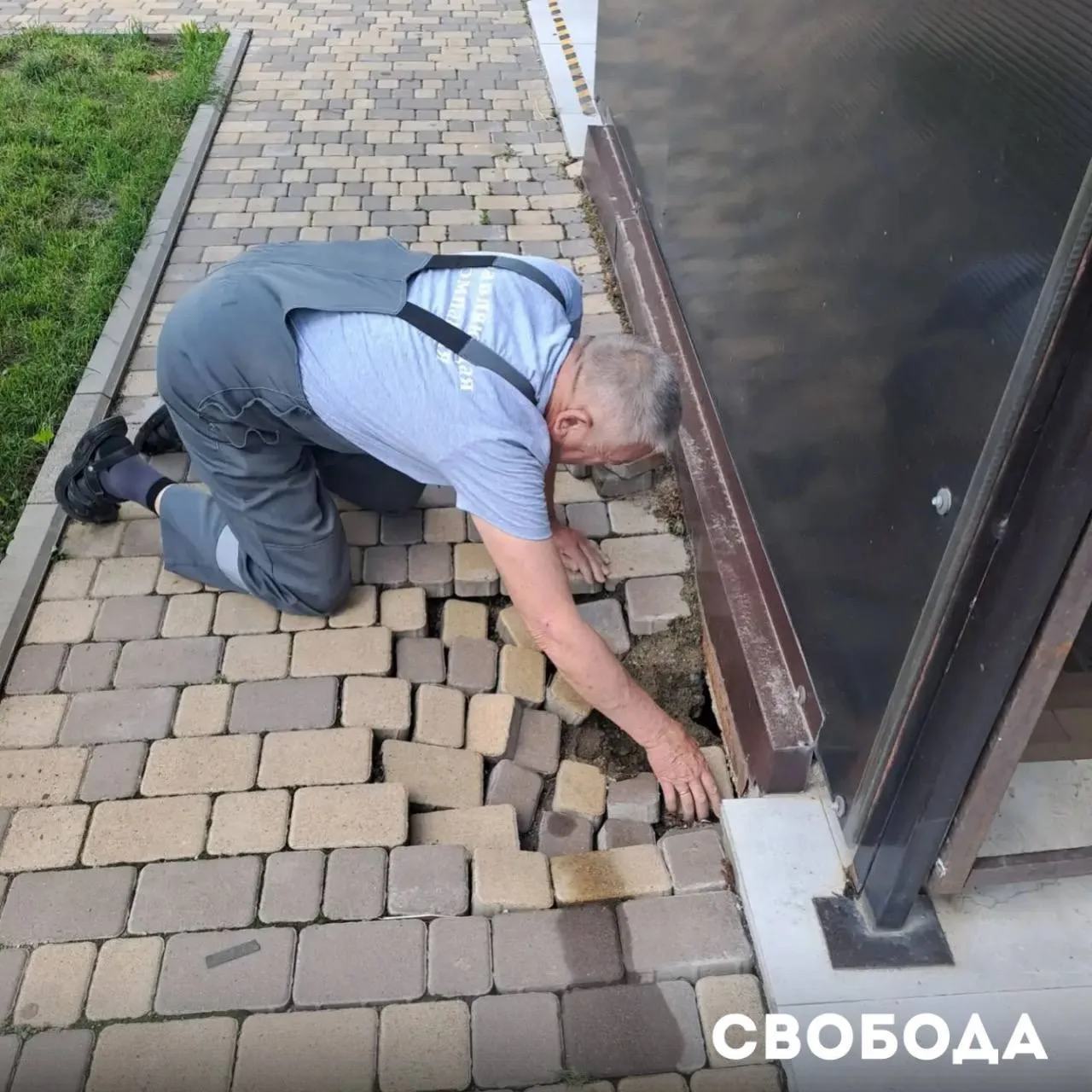 На ЖК "Свобода" провели работы по восстановлению брусчатки на придомовой территории с устранением об