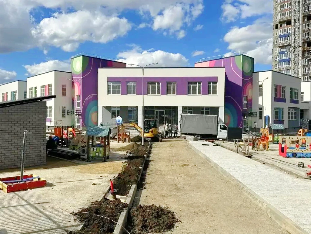 Готовимся к монтажу навесного фасада на цокольном этаже детского сада на 250 мест в жил...