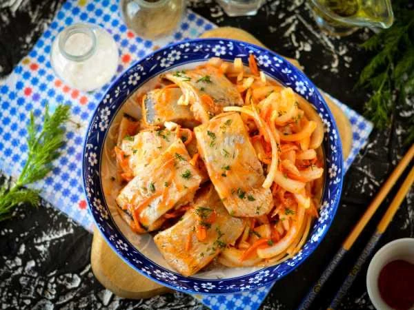 🐟 Селедка по-корейски с морковкой и луком.  Ингредиенты:  • Сельдь мороженая - 400 г • Томатная паст