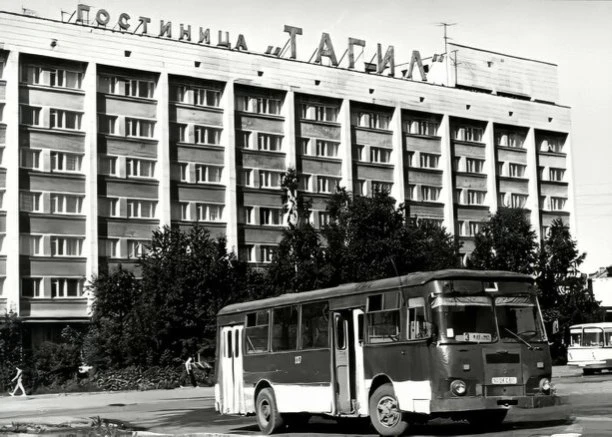 Конечная остановка автобусов на привокзальной площади у гостиницы "Тагил".1985 год.