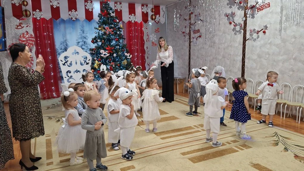 🎄🎅🏻🪄В первых младших  группах № 3 "Солнышко", № 4 "Капелька"  и младшей группе № 5 ...
