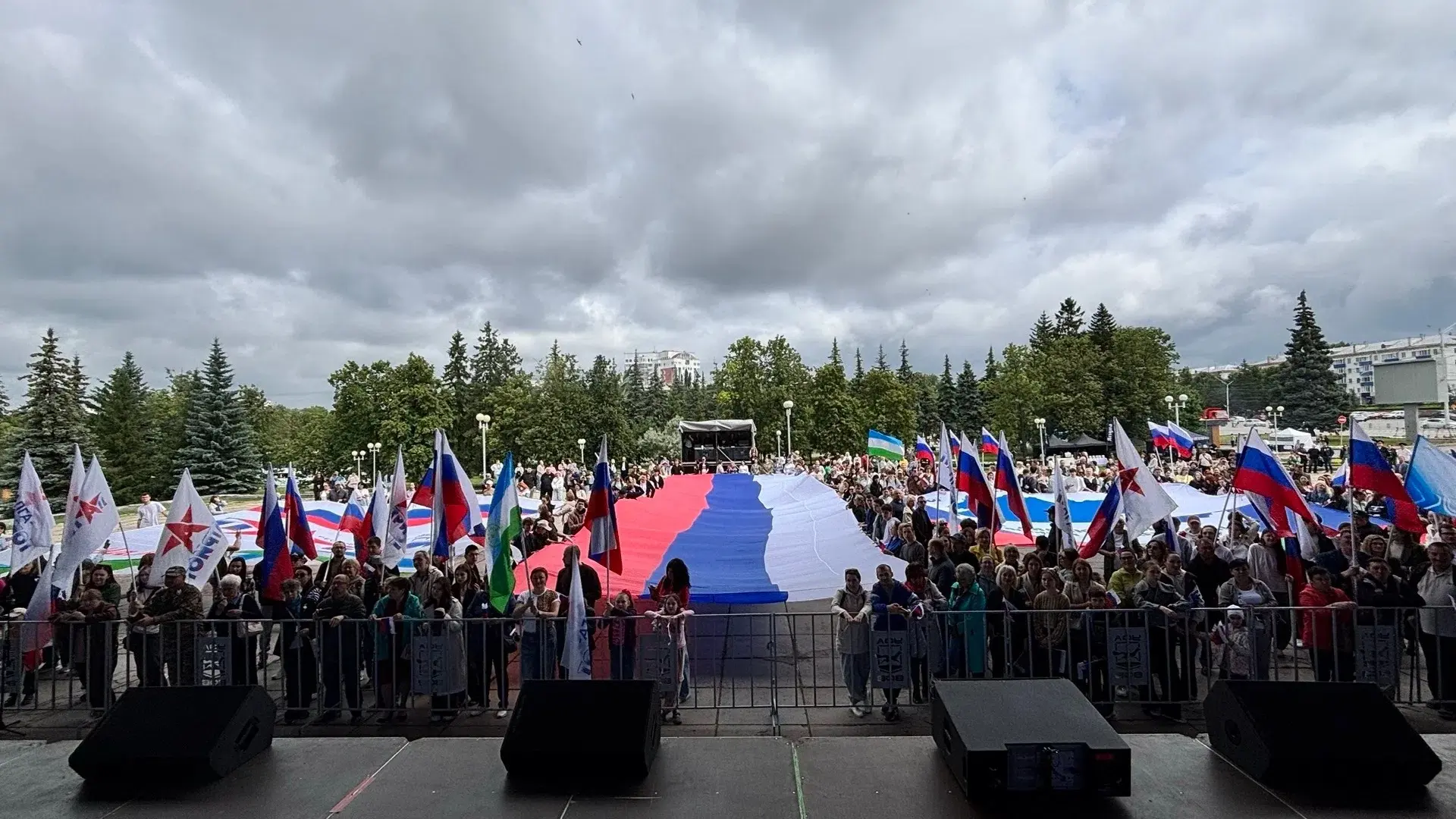 В единстве наша сила!

В честь Дня России и Дня города состоялся масштабный патриотический флешмоб, 