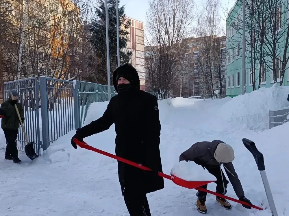 Вместе мы — сила! ❄️🤝  После обильного снегопада территория нашей школы нуждалась в помощи, и эта по