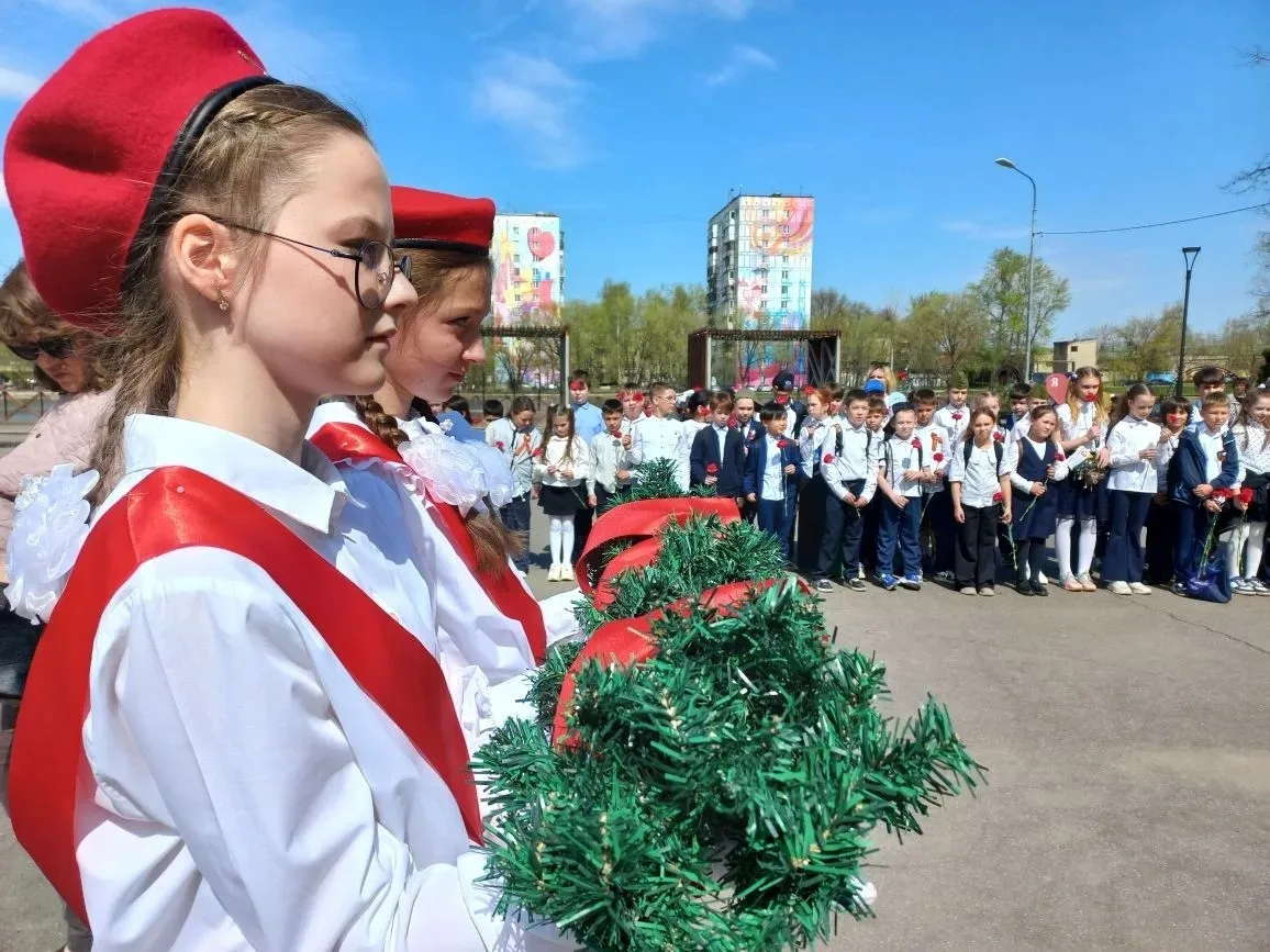 🪖 Торжественная «Вахта памяти» у обелиска «Знамя»  4 мая учащиеся школы № 2 приняли участие в торжес