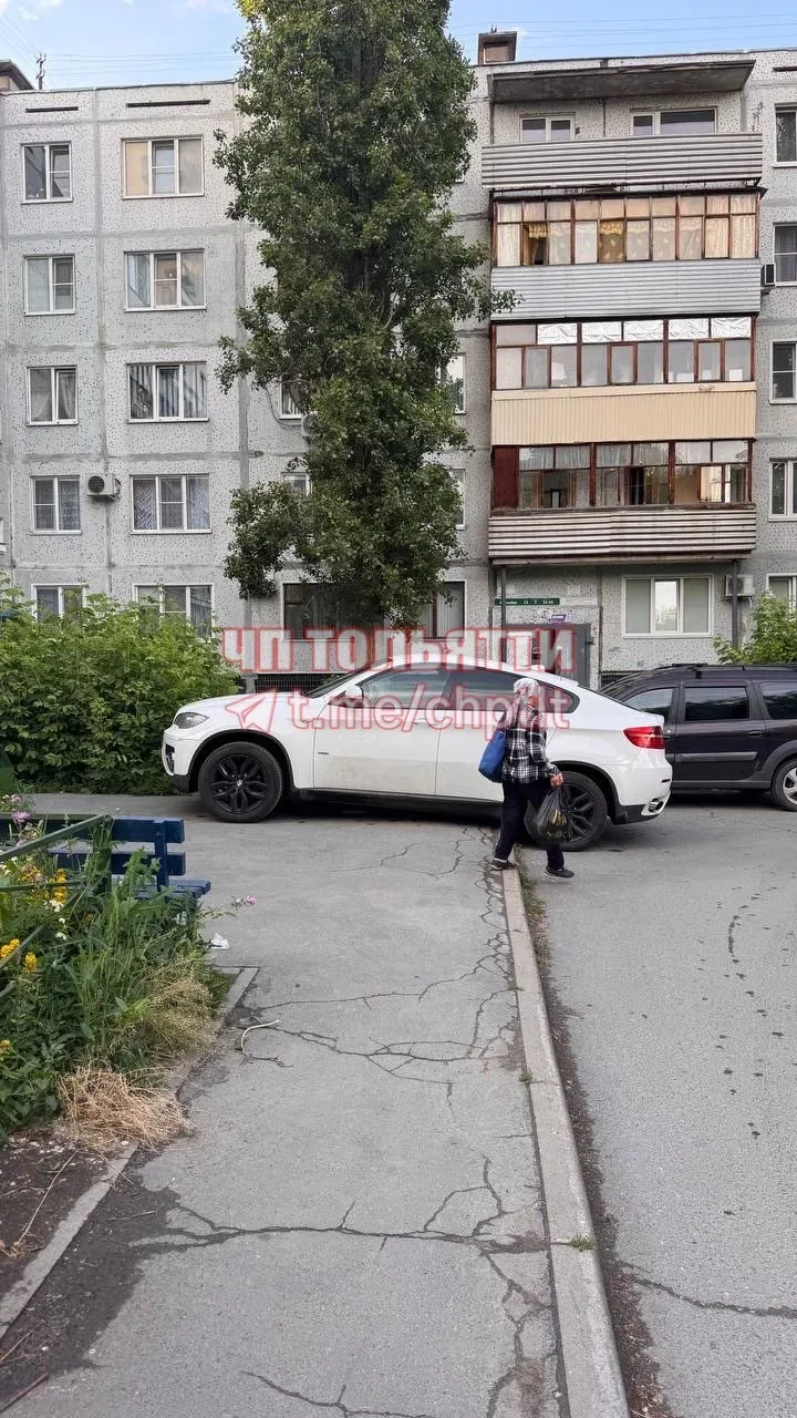 б-р Королёва, 15. Царь приехал, холопы обойдут....