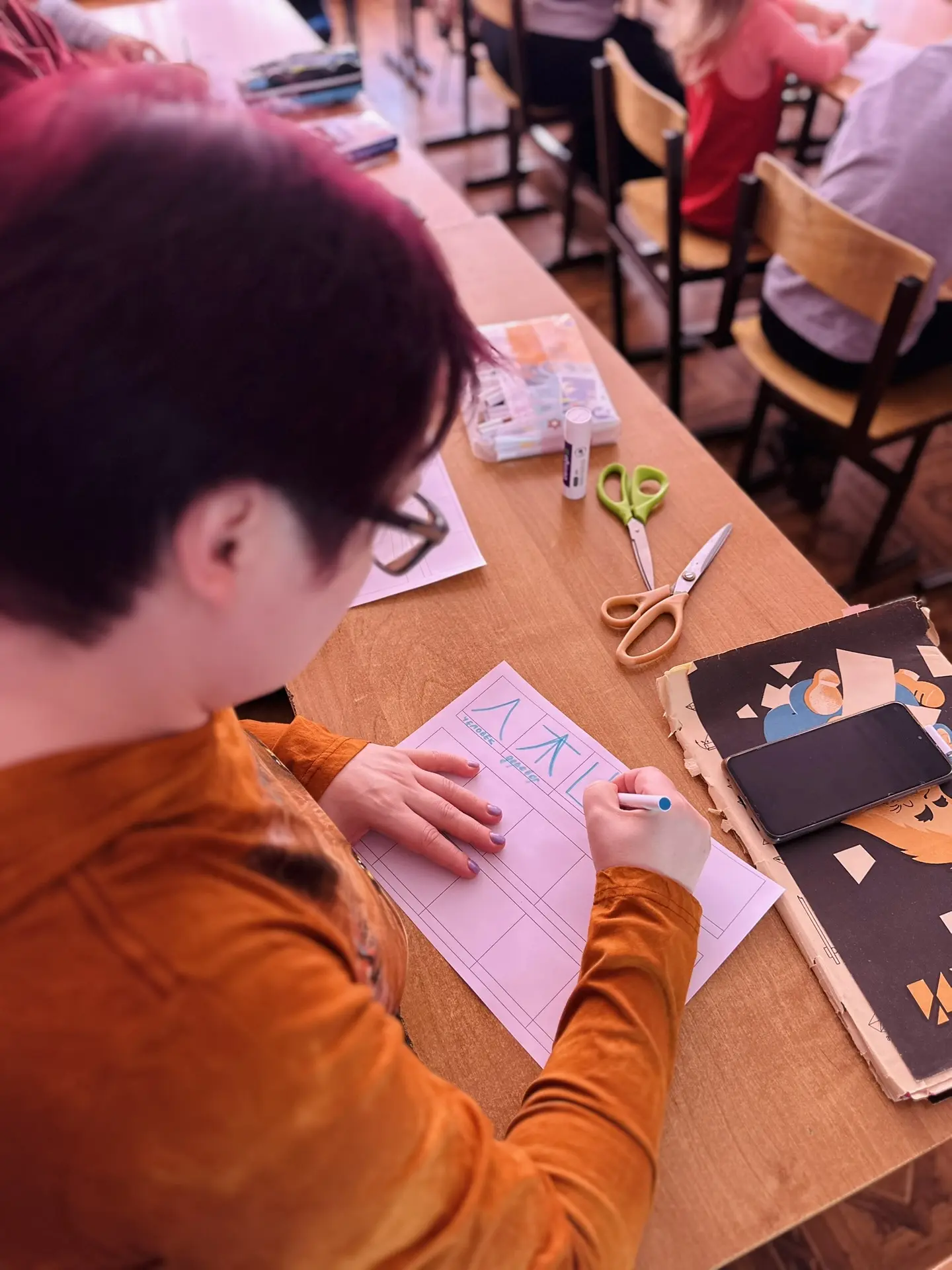 ✍️ Первые шаги в Поднебесную: когда иероглифы становятся семейным делом! 🏮👨‍👩‍👧‍👦  В начальной школе