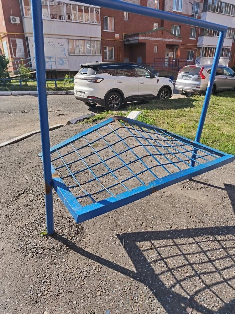 Вешалки для белья на Карла Маркса, 8Б, встали в строй ровно по линеечке!