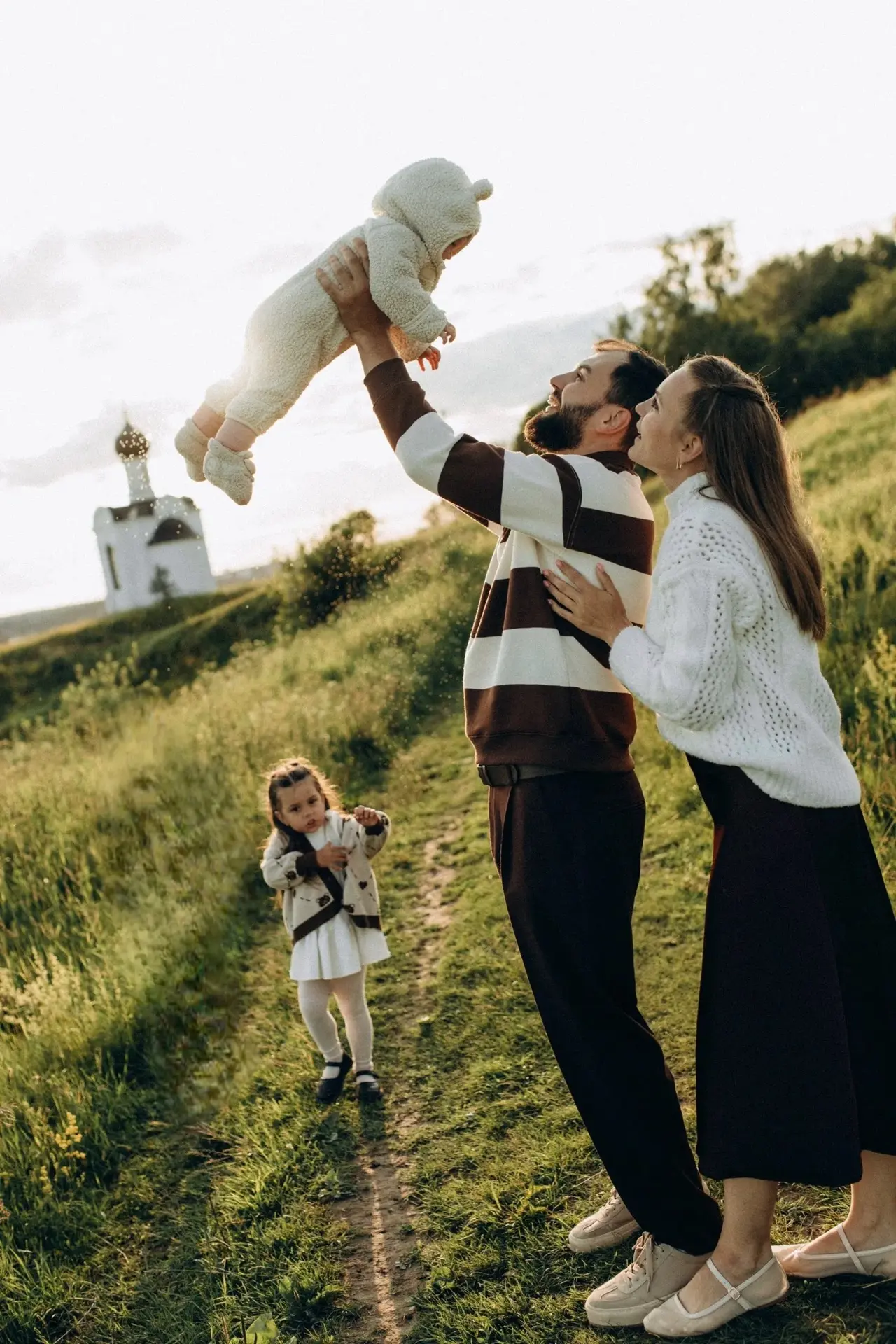 🌼 С днём семьи, любви и верности! 
С днём памяти благоверных Петра и Февронии! 

❤️ В этот светлый 