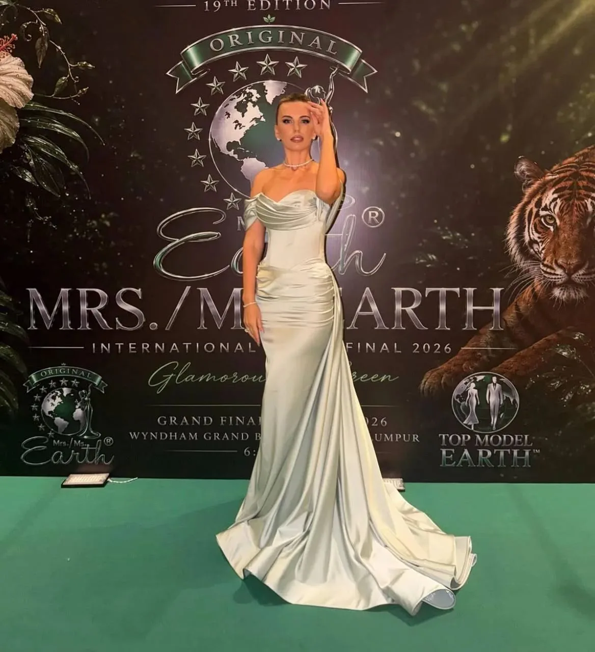 А тут у нас победительница конкурса Mrs. Earth 2026 («Миссис Земля-2026») – 39-летняя  Людмила Секри